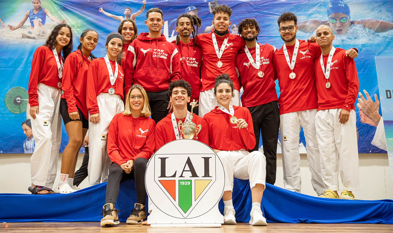 El equipo de taekwndo del Recinto de Río Piedras posa con sus medallas tras la premiación