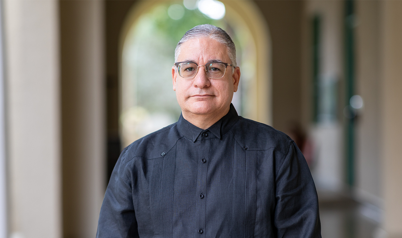 Foto del profesor Emilio Báez Rivera de la facultad de humanidades