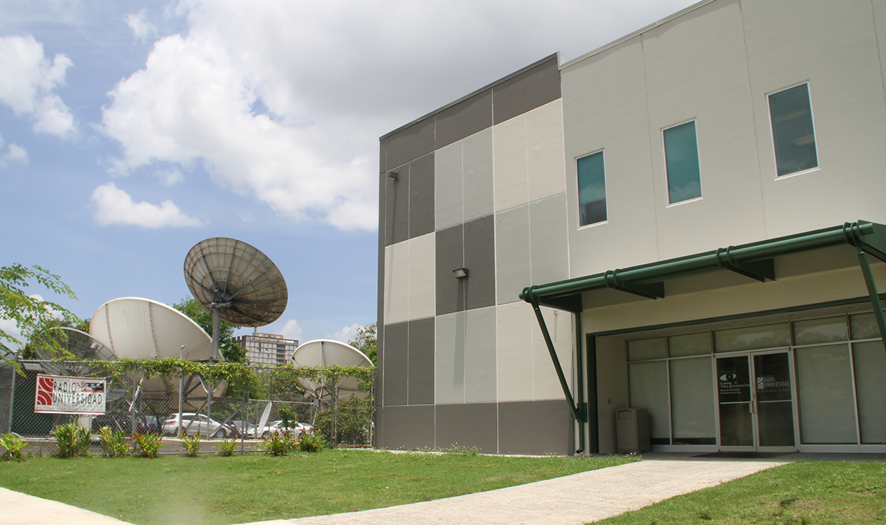 Portada de la fachada de Radio Universidad