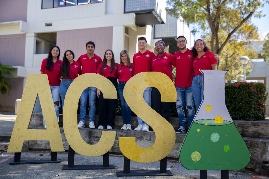 Foto del grupo de estudiantes de la Sociedad Americana de Quimica