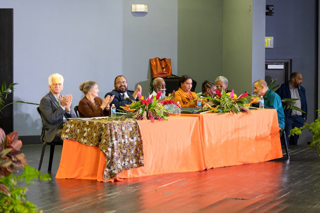 Foto con miembros del panel de la Segunda Cumbre Internacional en Afrodescendencia