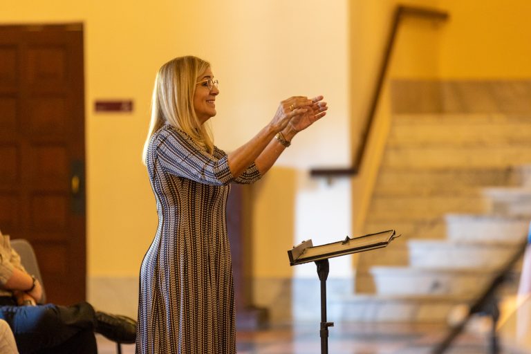 Foto de la directora del Coralia, la Dra. Carmen Acevedo Lucío