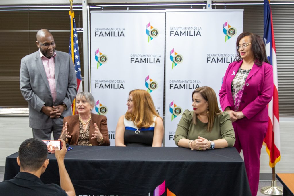 Foto de la rectora junto a funcionarios del departamento de la familia