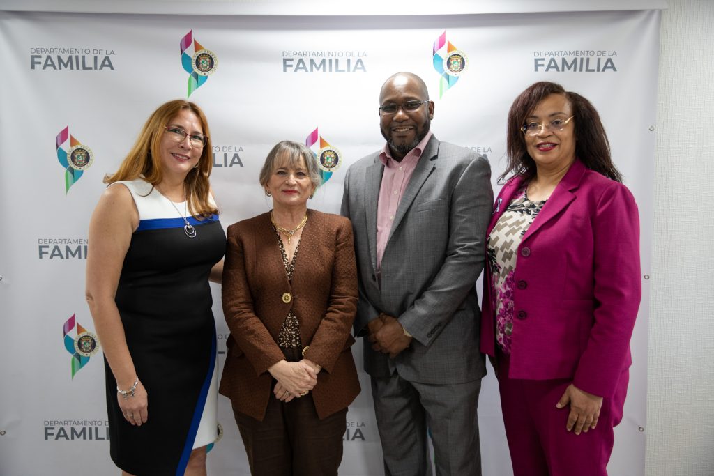 Foto de la rectora junto a funcionarios del departamento de la familia