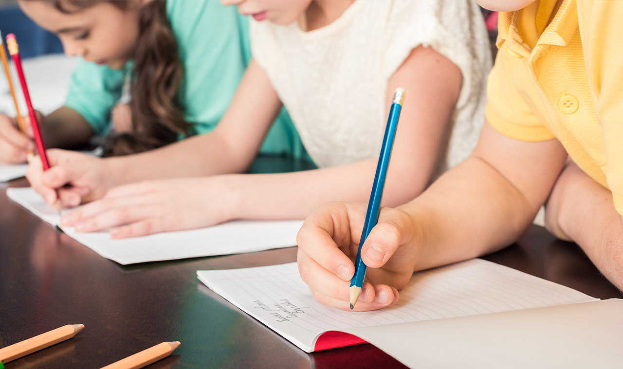 foto de niños estudiando