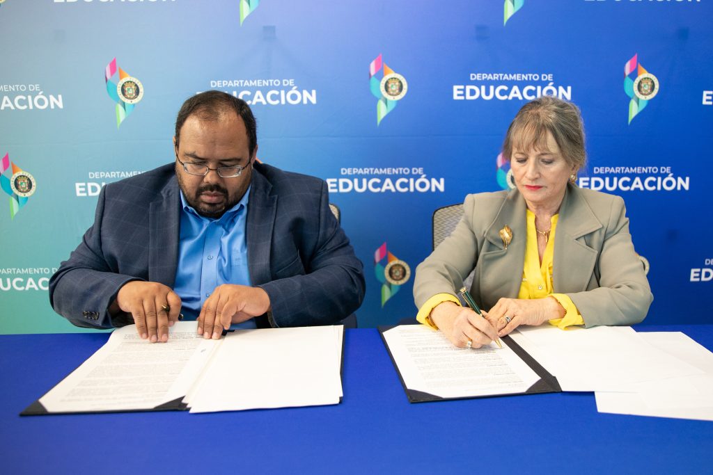 En la foto el secretario del departamento de educación y la rectora de río piedras