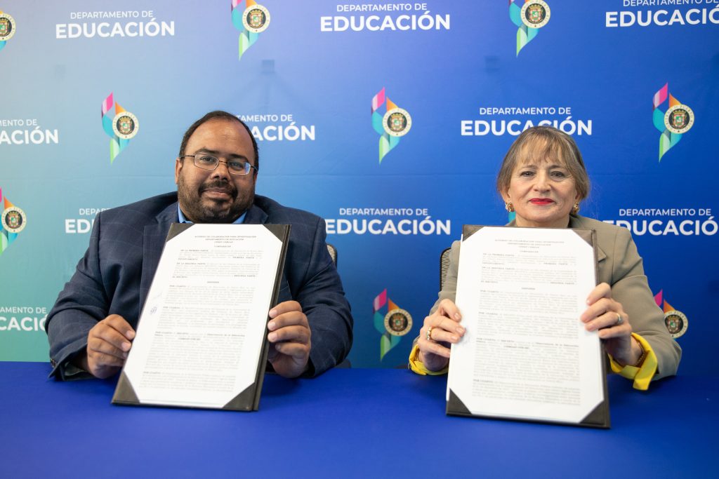 En la foto el secretario del departamento de educación y la rectora de río piedras