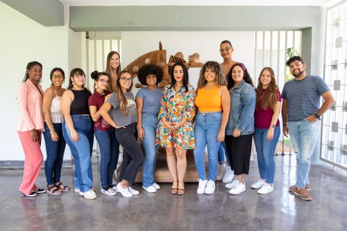 Estudiantes del curso de Teoría y Metodología de Trabajo Social con Grupos Pequeños junto a la profesora Elithet Silva.