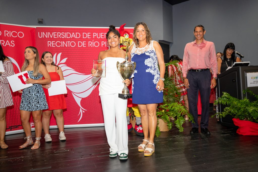 Ceremonia de Reconocimiento a Atletas Destacados y Entrega de la Letra Insignia