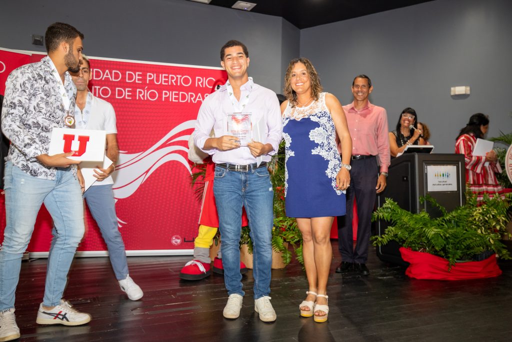 Ceremonia de Reconocimiento a Atletas Destacados y Entrega de la Letra Insignia