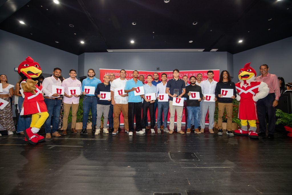 Ceremonia de Reconocimiento a Atletas Destacados y Entrega de la Letra Insignia