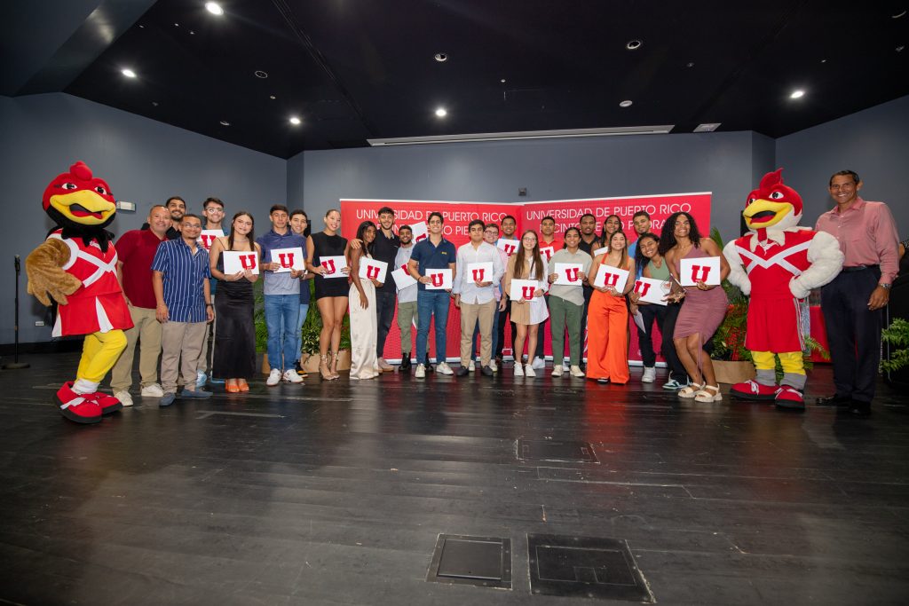 Ceremonia de Reconocimiento a Atletas Destacados y Entrega de la Letra Insignia