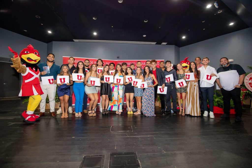 Ceremonia de Reconocimiento a Atletas Destacados y Entrega de la Letra Insignia