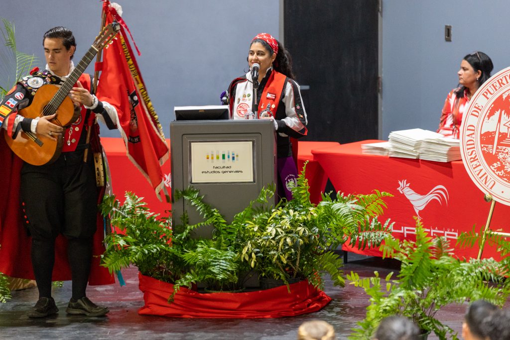 Directora de la Tuna en la Ceremonia de Reconocimiento a Atletas Destacados y Entrega de la Letra Insignia