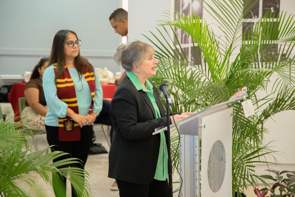 Foto sde la rectora Angélica Varela