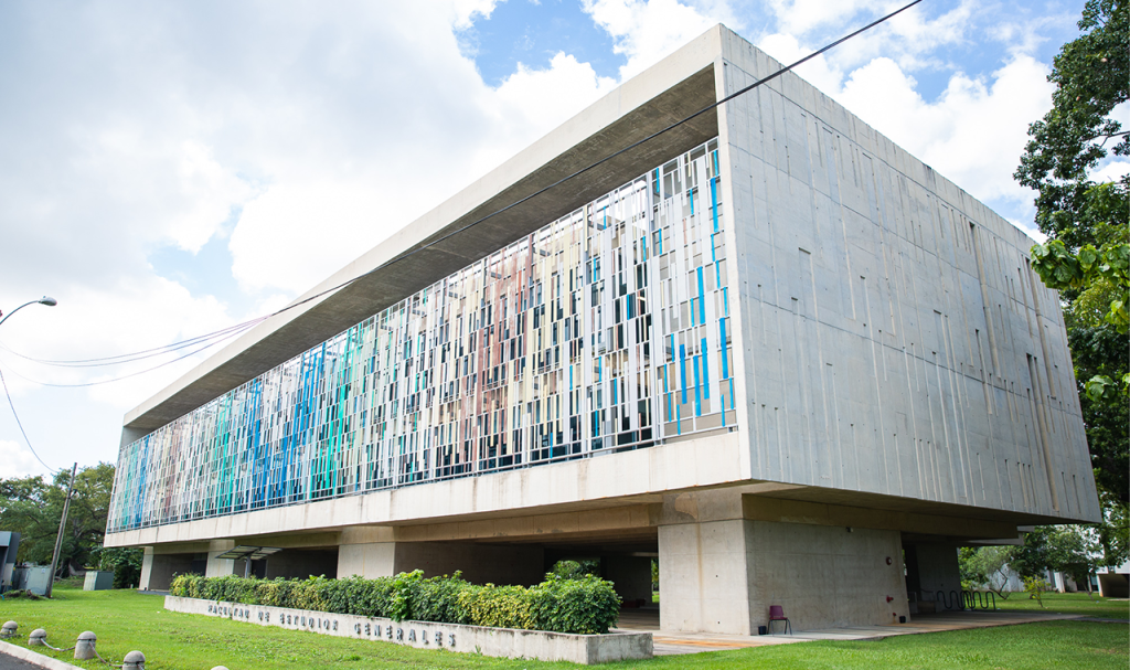 Fachada del edificio de la Facultad de Estudios Generales