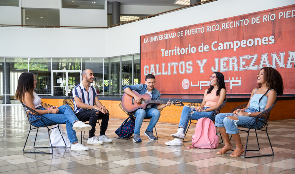 Estudiantes en el interior del Centro Universitario