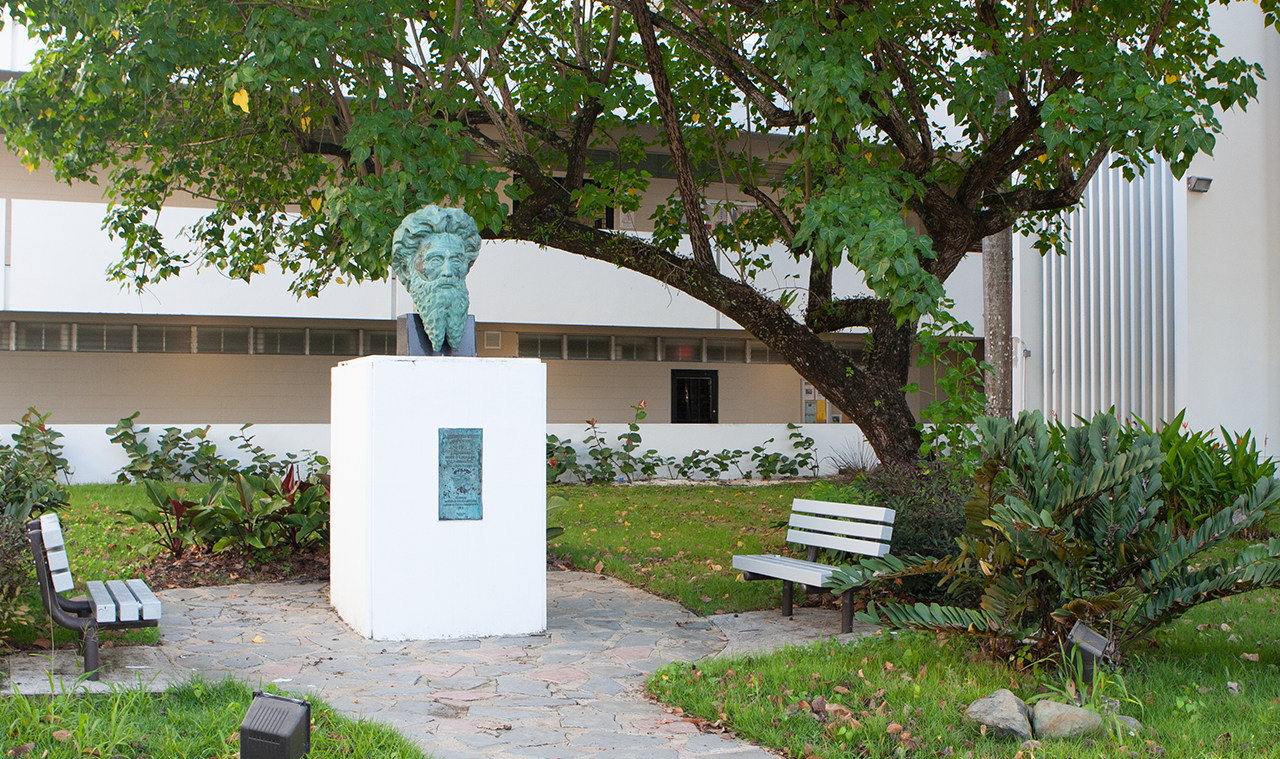 Busto de Ramón Emeterio Betances frente a la Facultad de Ciencias Sociales