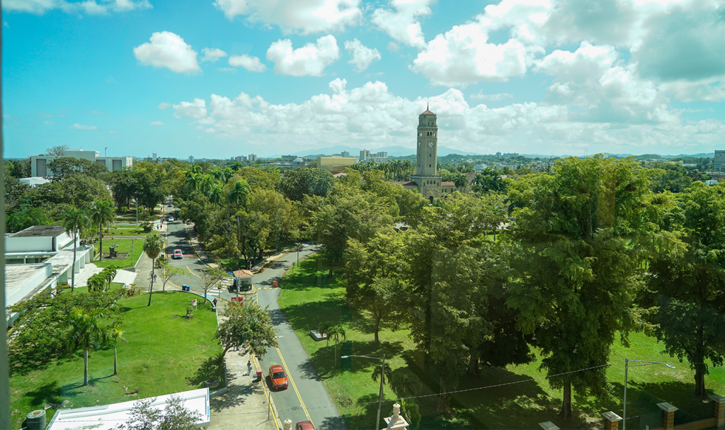 Foto panorámica de la Torre Franklin Delano Roosevelt del Recinto de Río Piedras