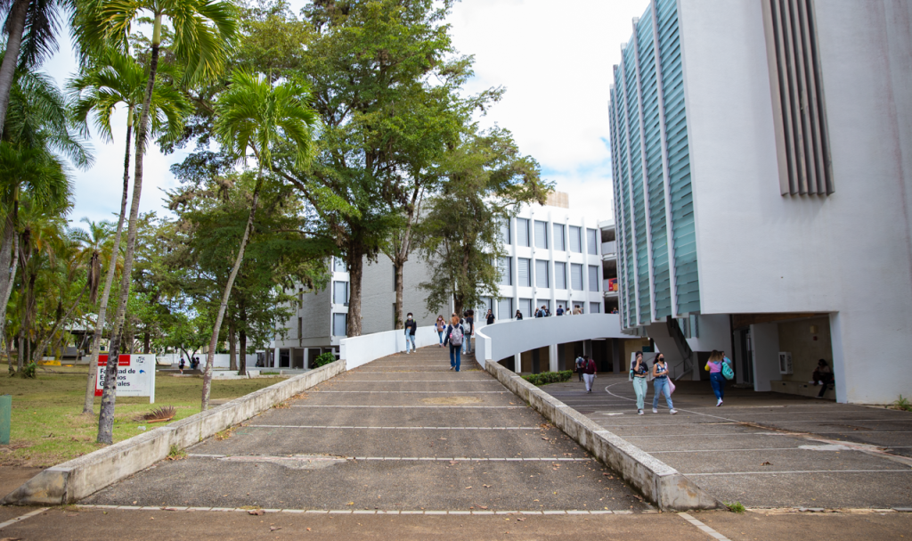 Rampa de acceso a la Facultad de Estudios Generales