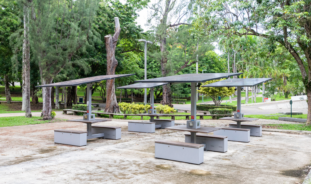 Mesas solares ubicadas entre la Facultad de Ciencias Sociales y la Facultad de Estudios Generales