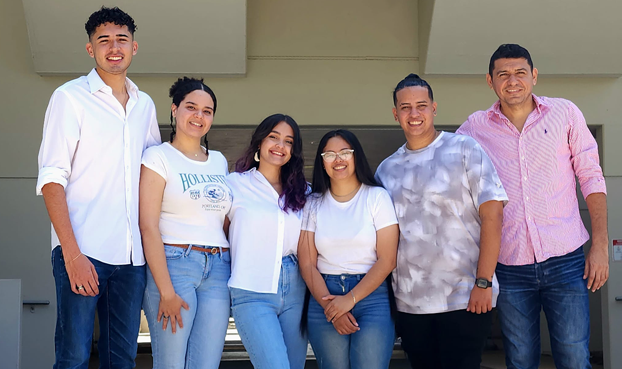 Estudiantes galardonados en la prestigiosa competencia NASA MINDS.