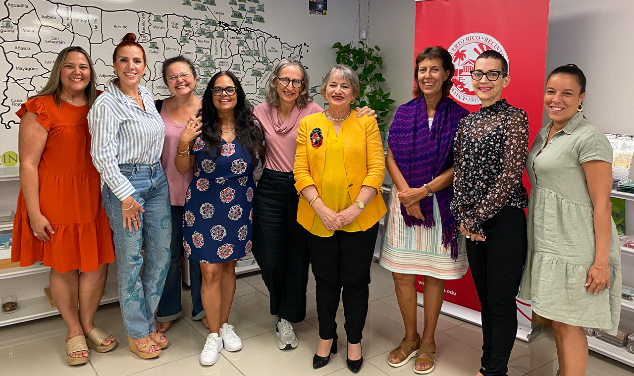 Foto de la rectora Ángelica Varela Llavona junto al equipo del Instituto Nueva Escuela