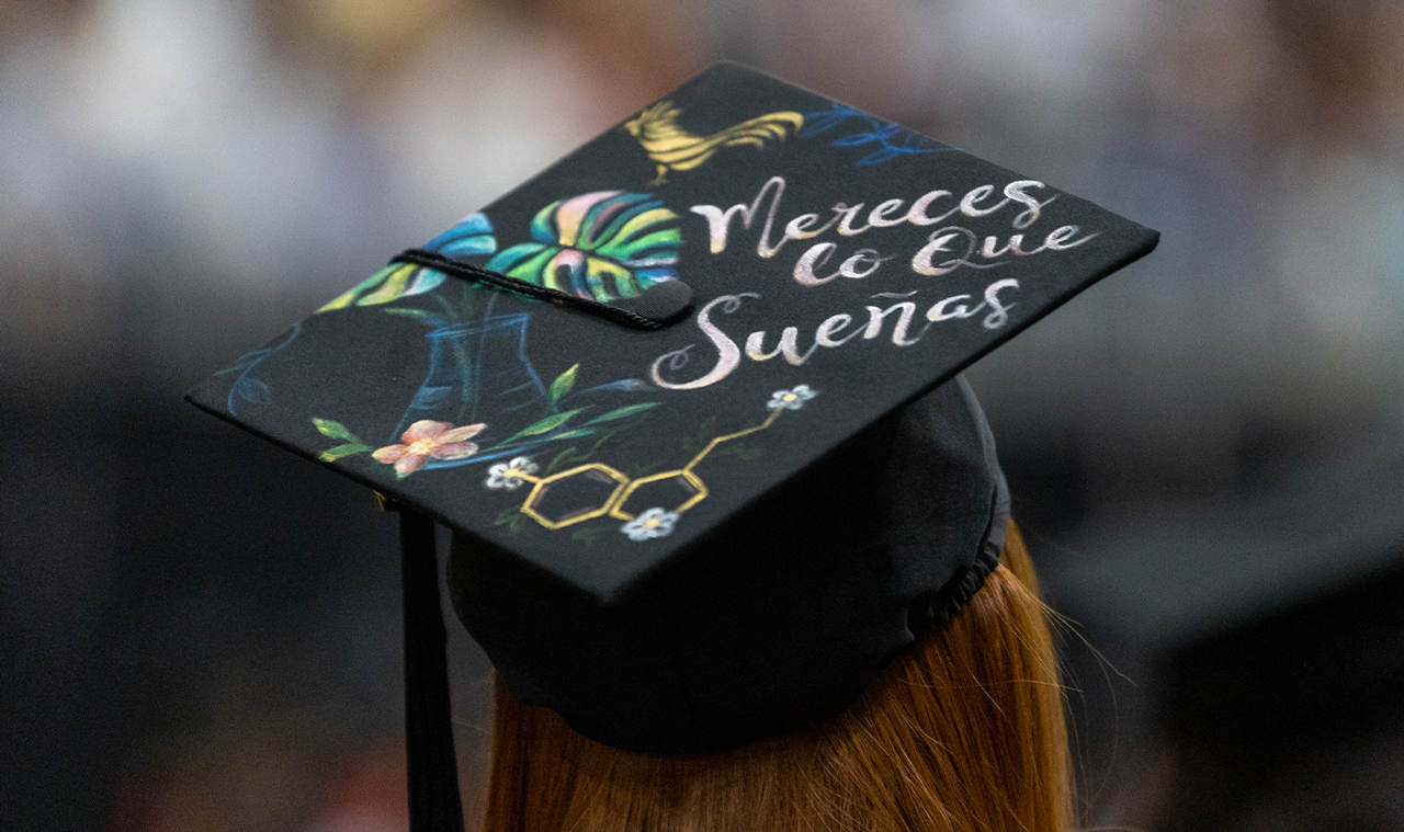 Foto de birrete de graduación que dice "Mereces lo que sueñas"