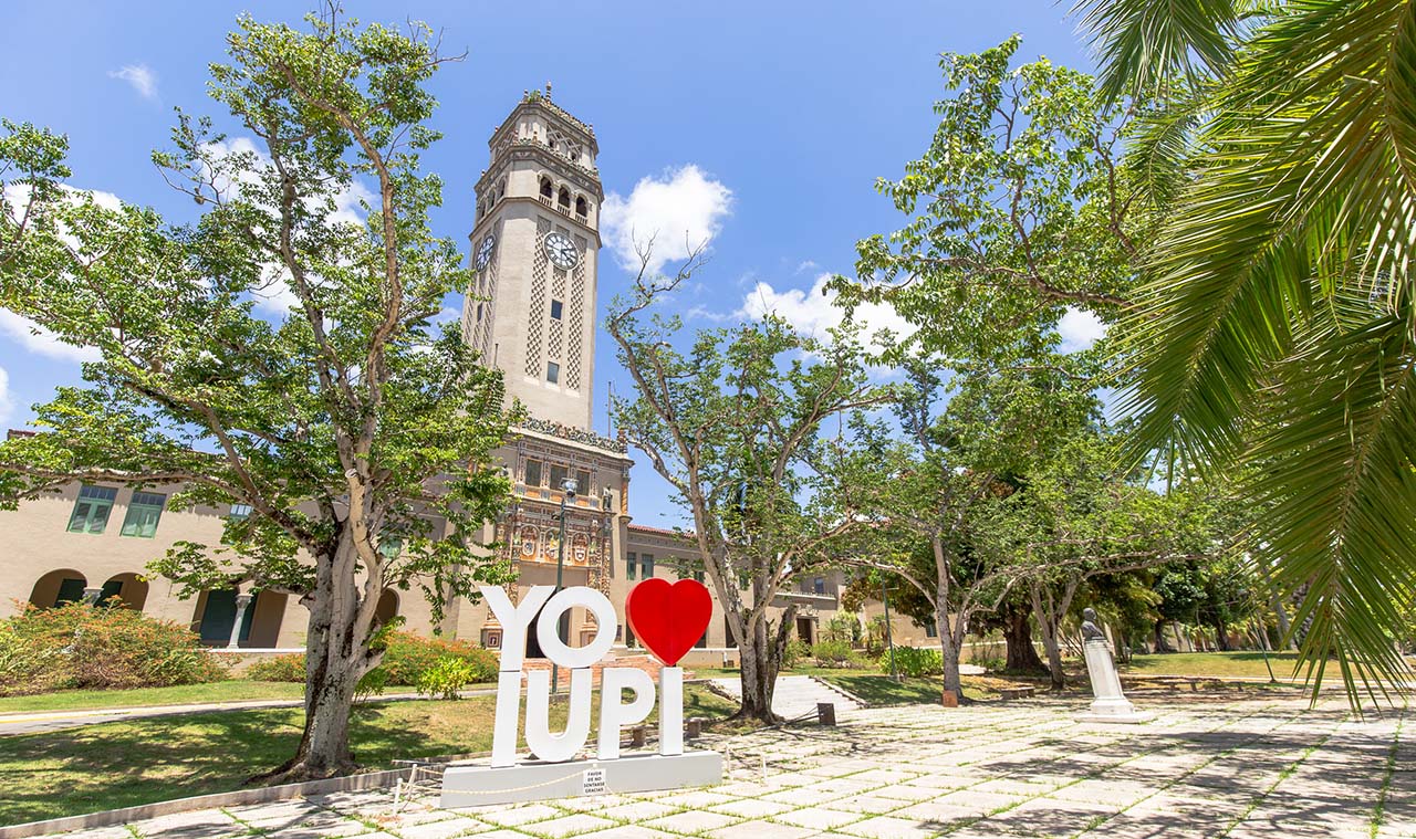 Foto de las letras Yo amo IUPI frente a la Torre Franklin Delano Roosevelt