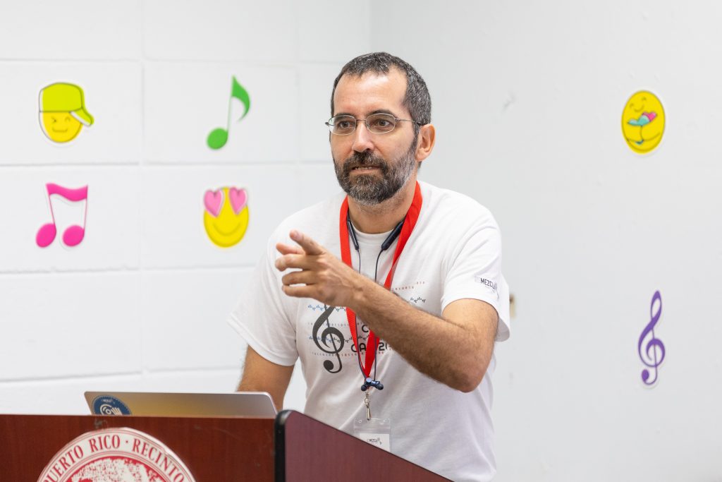 Dr. Rafael Arce del Departamento de Ciencia de Cómputos