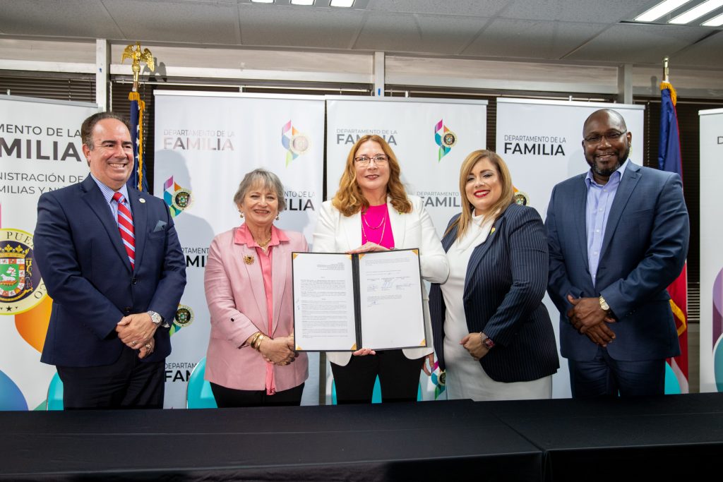 de izq a der- Dr. Luis A. Ferrao, presidente UPR; Dra. Angélica Varela Llavona, rectora UPR Río Piedras; Ciení Rodríguez Troche, secretaria interina de la Familia; administradora de ADFAN, Glenda Gerena Ríos, y el representante del Departamento de Salud y Servicios Humanos, Alfonso F. Nicholas