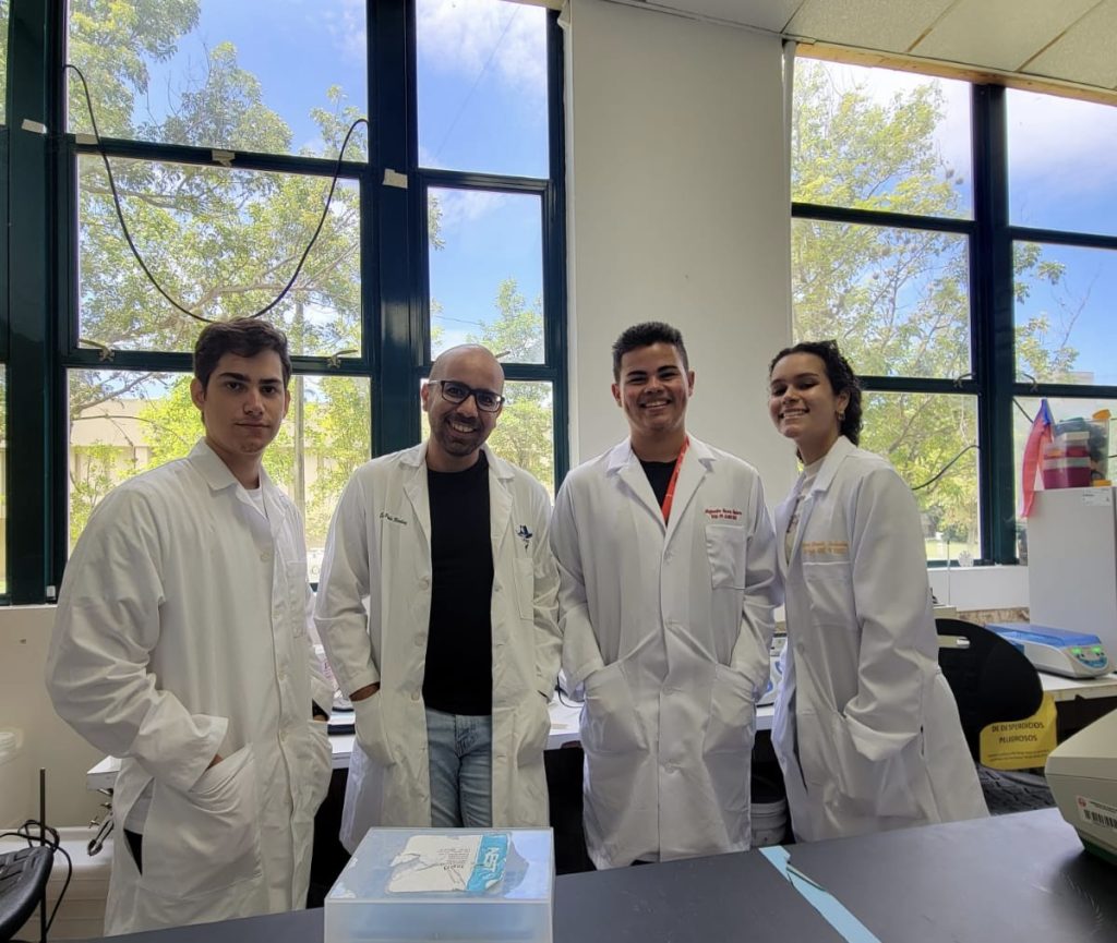 Estudiantes junto a mentores en el laboratorio