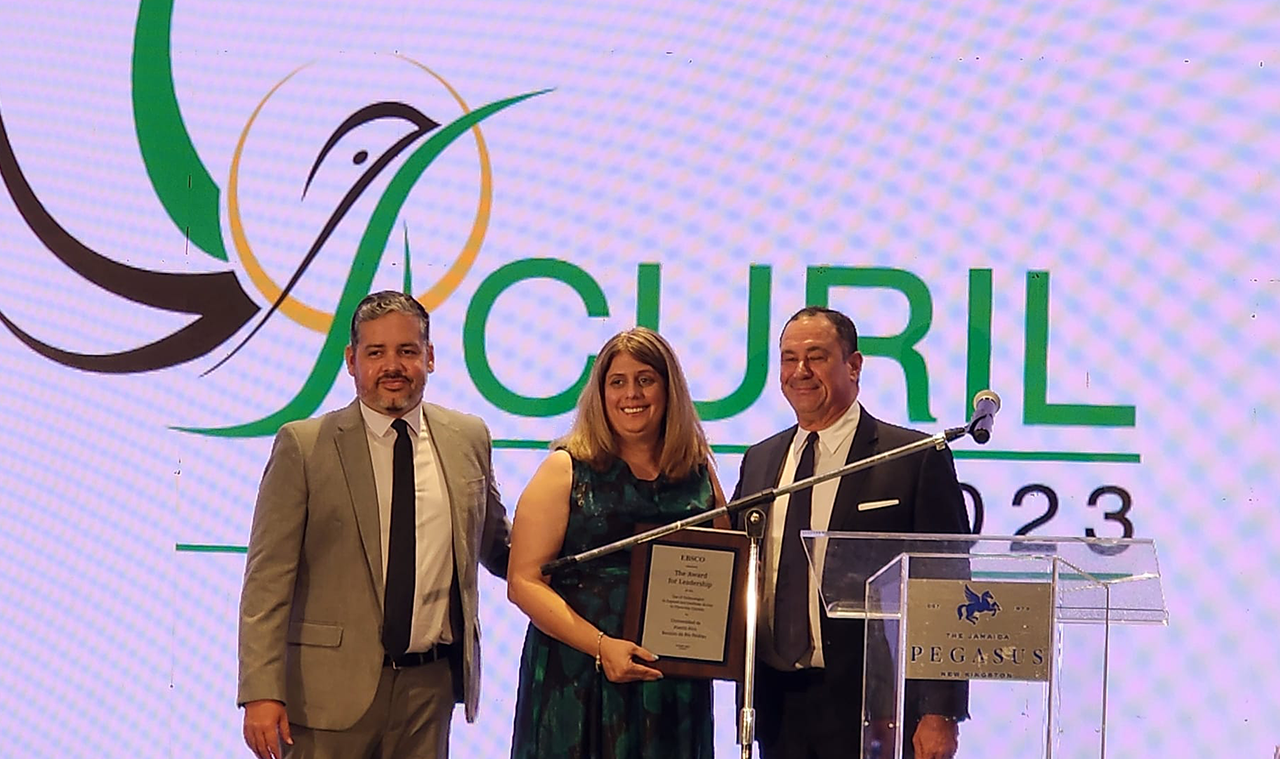 Dra. Nancy Abreu recibe EBSCO Award for Leadership otorgado al Sistema de Biblioteca UPR
