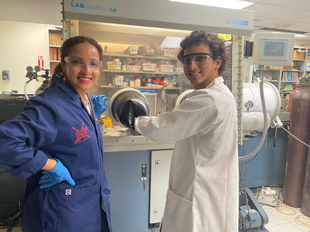 Estudiantes junto a mentores en el laboratorio