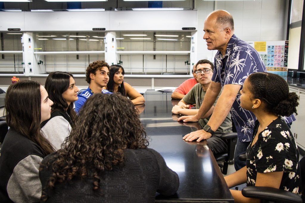 Dr. Jorge Colón junto a los estudiantes participantes del proyecto.