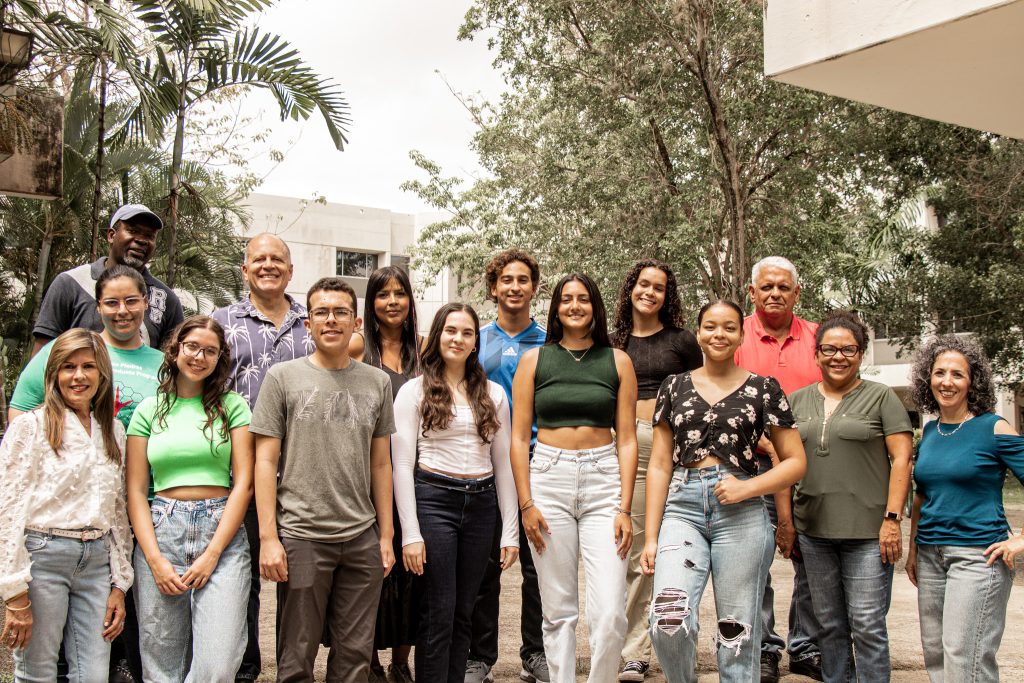 Grupo de investigadores, maestros y estudiantes participantes del proyecto SEED