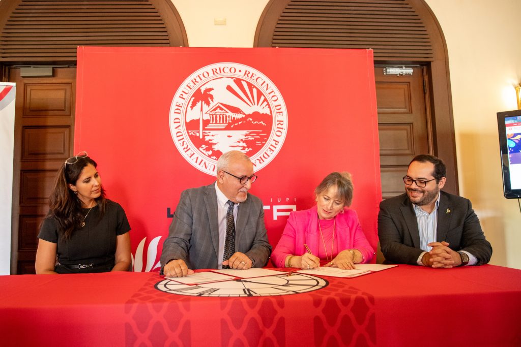 firma de acuerdo, Aurora Sotográs, directora DECEP UPR RP; José Acarón, director estatal AARP PR; Dra. Angélica Varela, rectora UPR RP; y Lcdo. Guillermo Maldonado, secretario del Departamento del Trabajo