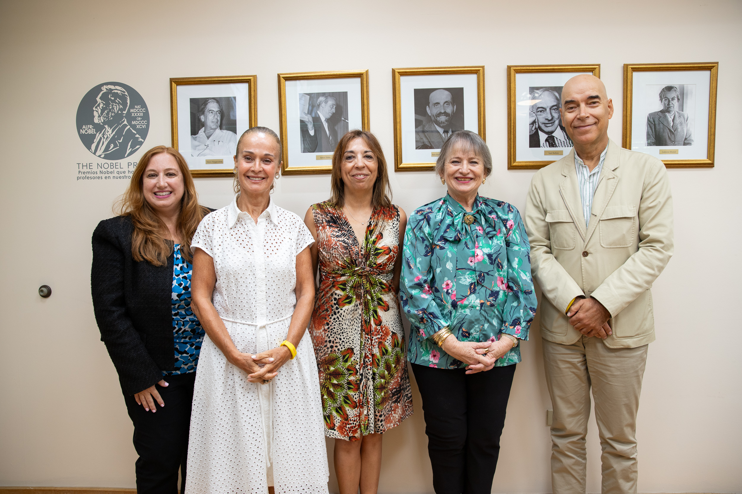 Los profesores visitantes acompañados por la rectora del Recinto de Río Piedras, Dra. Angélica Varela Llavona, y la coordinadora para la UPR del Erasmus Mundus WOP-P, Dra. Laura Galarza.