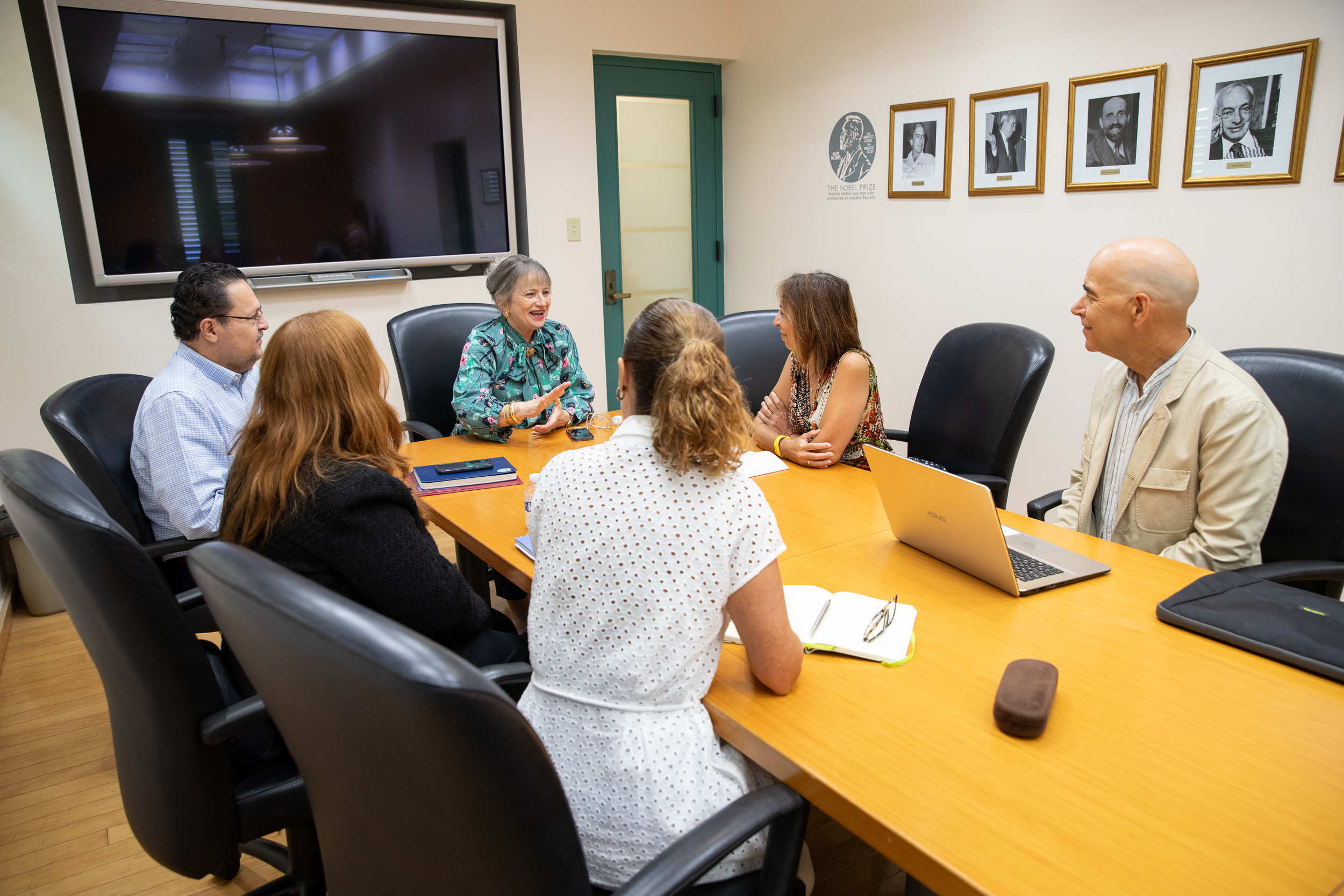 Los profesores visitantes tuvieron una reunión con la rectora del Recinto de Río Piedras, Dra. Angélica Varela Llavona; la coordinadora para la UPR del Erasmus Mundus WOP-P, Dra. Laura Galarza; y el ayudante ejecutivo de la rectora, Dr. David Pérez Jiménez.