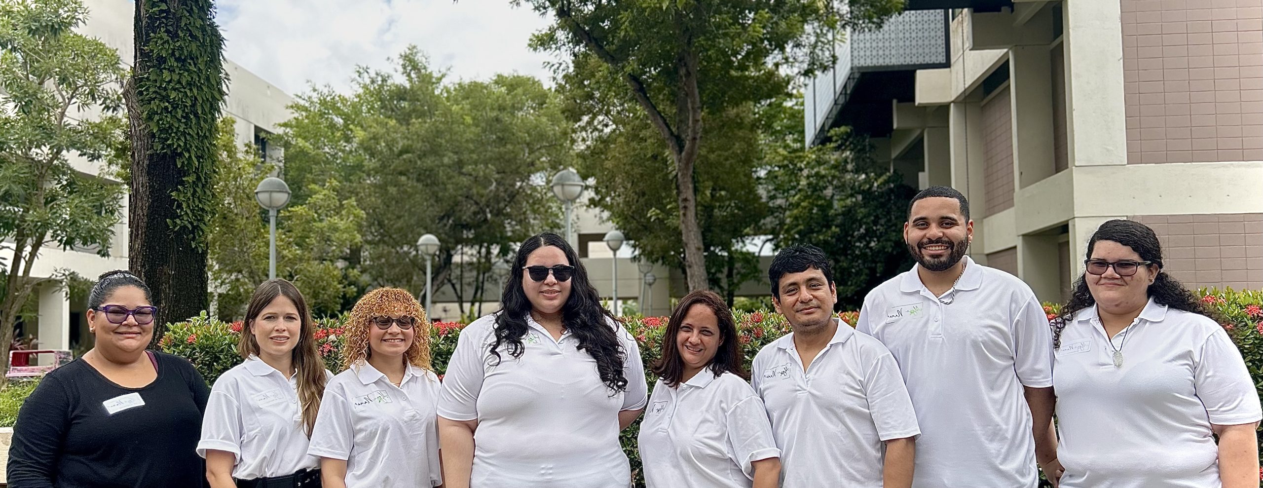 Los estudiantes participantes de la conferencia Coastal Resiliency and Innovation: Building the Workforce of Tomorrow to Fight Climate Change acompañados por la Dra. Liz Díaz Vázquez, directora del departamento de Química, Facultad de Ciencias Naturales, RRP, UPR.