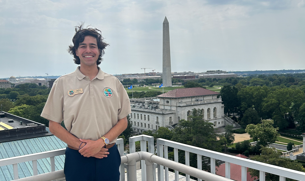 El estudiante Julio A. Campis Díaz, del Programa de Biología de la Facultad de Ciencias Naturales, quien participó en el competitivo programa Mosaics in Science Diversity Internship de Environment for the Americas durante el verano 2023