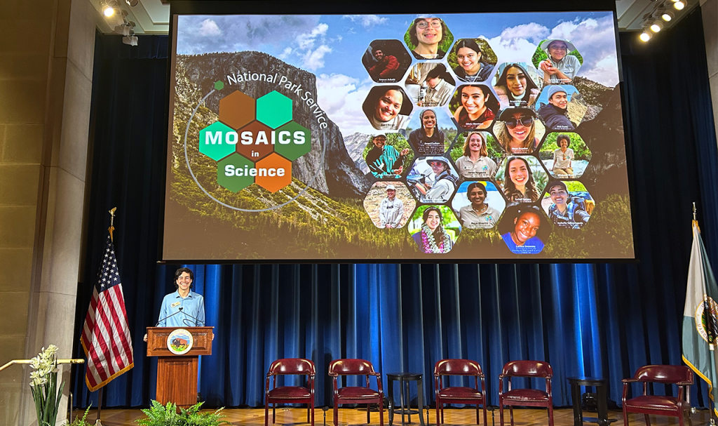 El estudiante Julio A. Campis Díaz, del Programa de Biología de la Facultad de Ciencias Naturales, quien participó en el competitivo programa Mosaics in Science Diversity Internship de Environment for the Americas durante el verano 2023