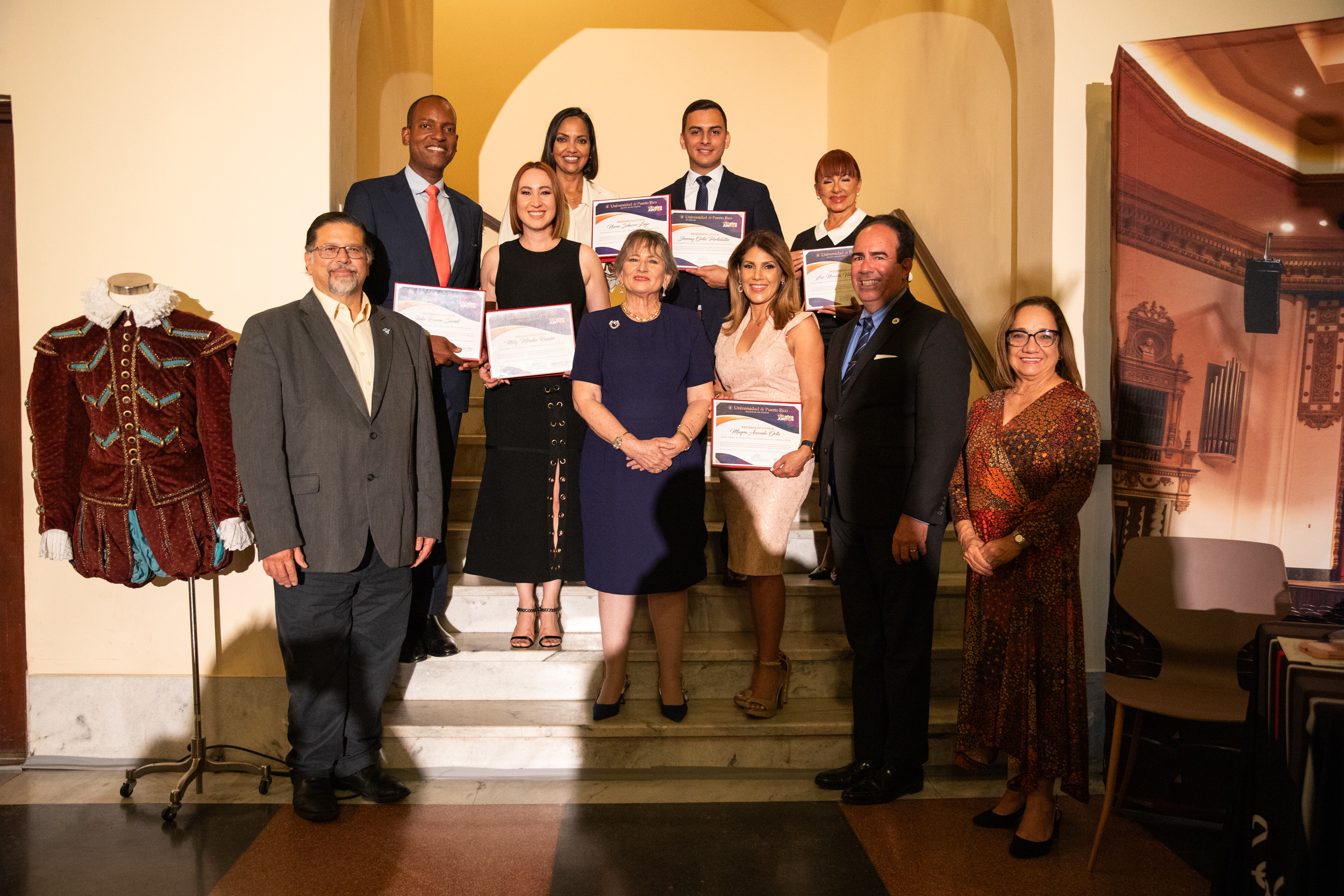 Grupo- Periodistas distinguidos junto al Presidente UPR Luis Ferrao y Rectores