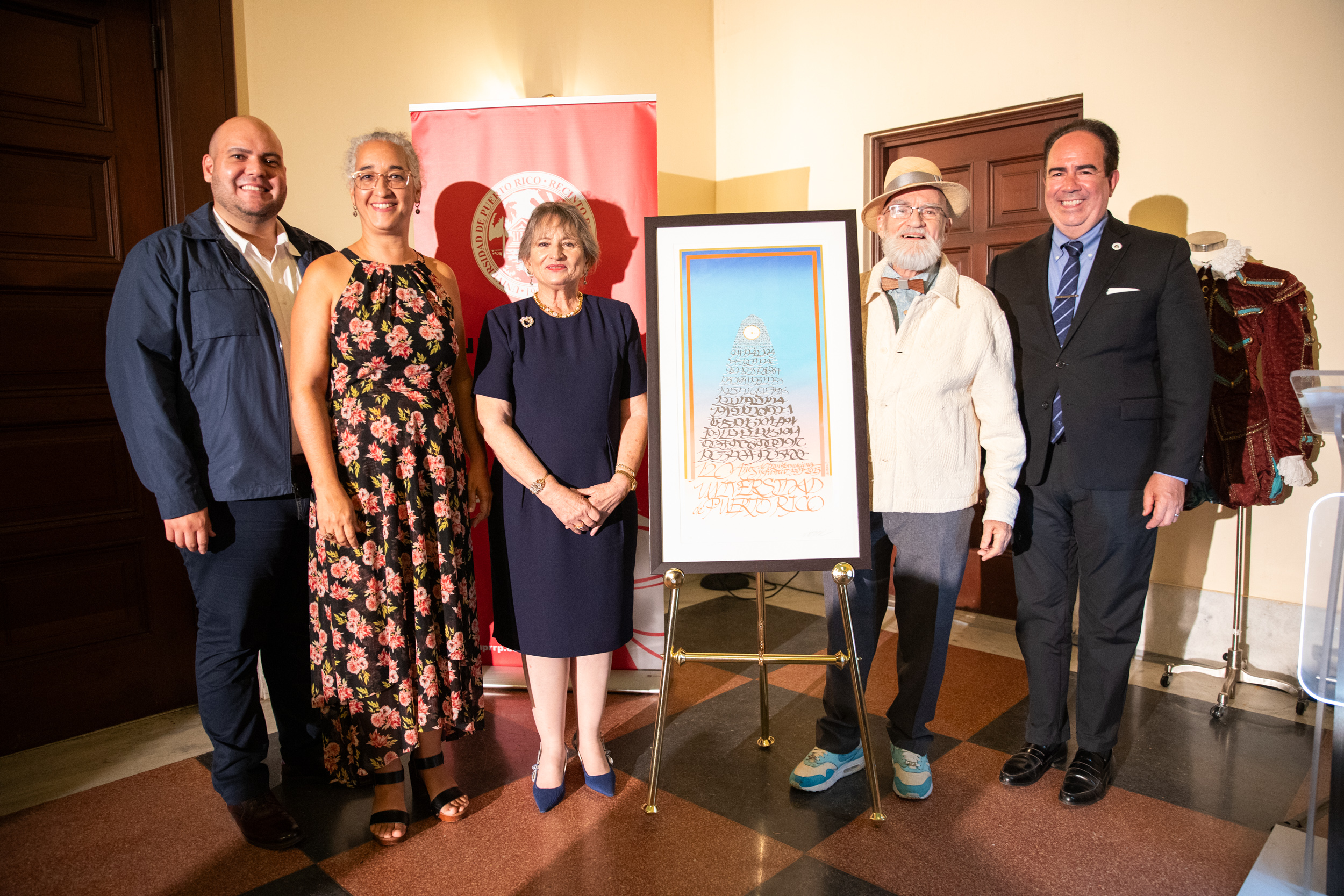 De izq a derecha: Rafael Chaves, Dra. Agnes Bosch, Dra. Angélica Varela, Maestro Antonio Martorell, Dr. Luis Ferrao