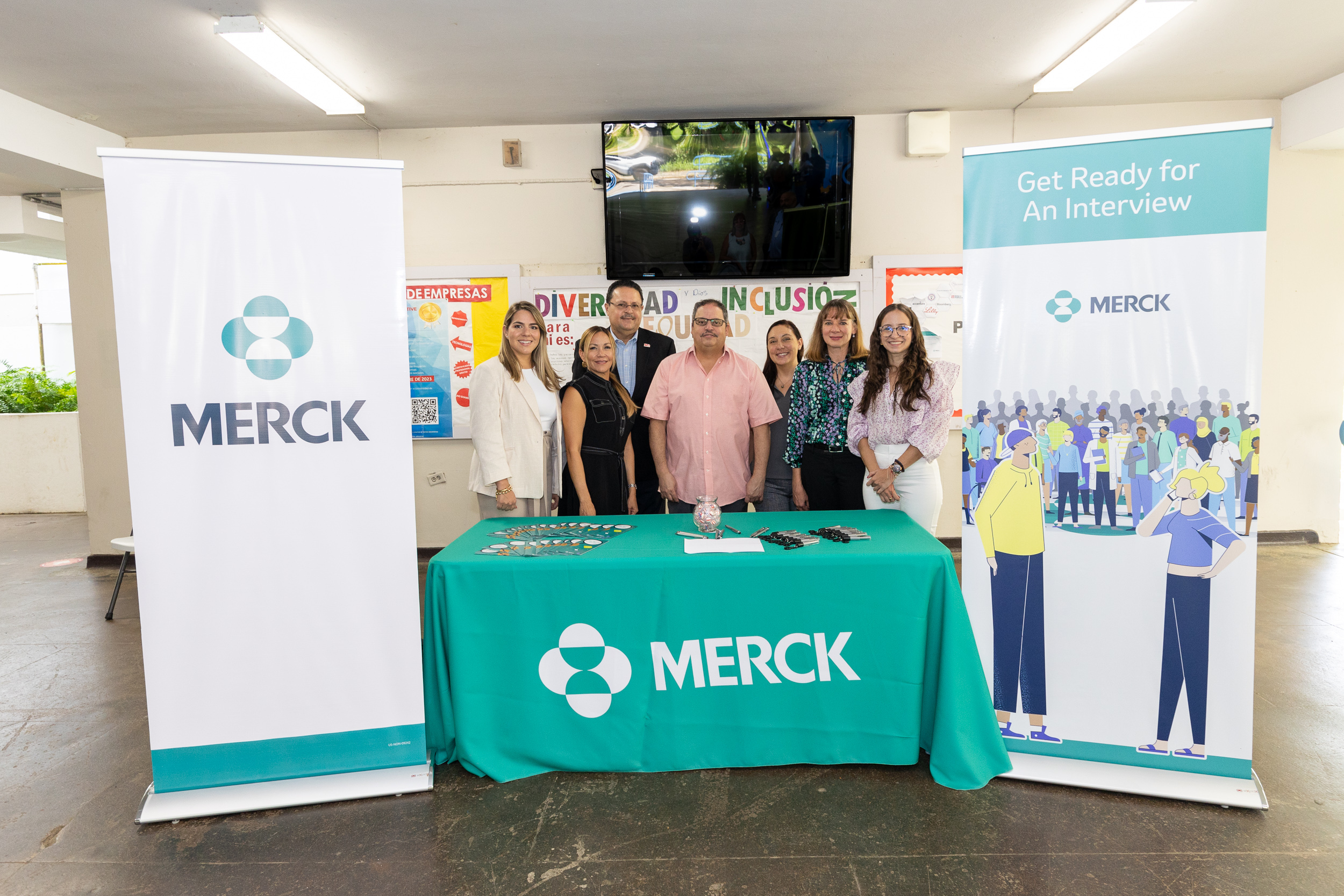 Grupo de colaboradores de "El OutFit" integrado por personal y estudiantes de la FAE y representantes de Merck.