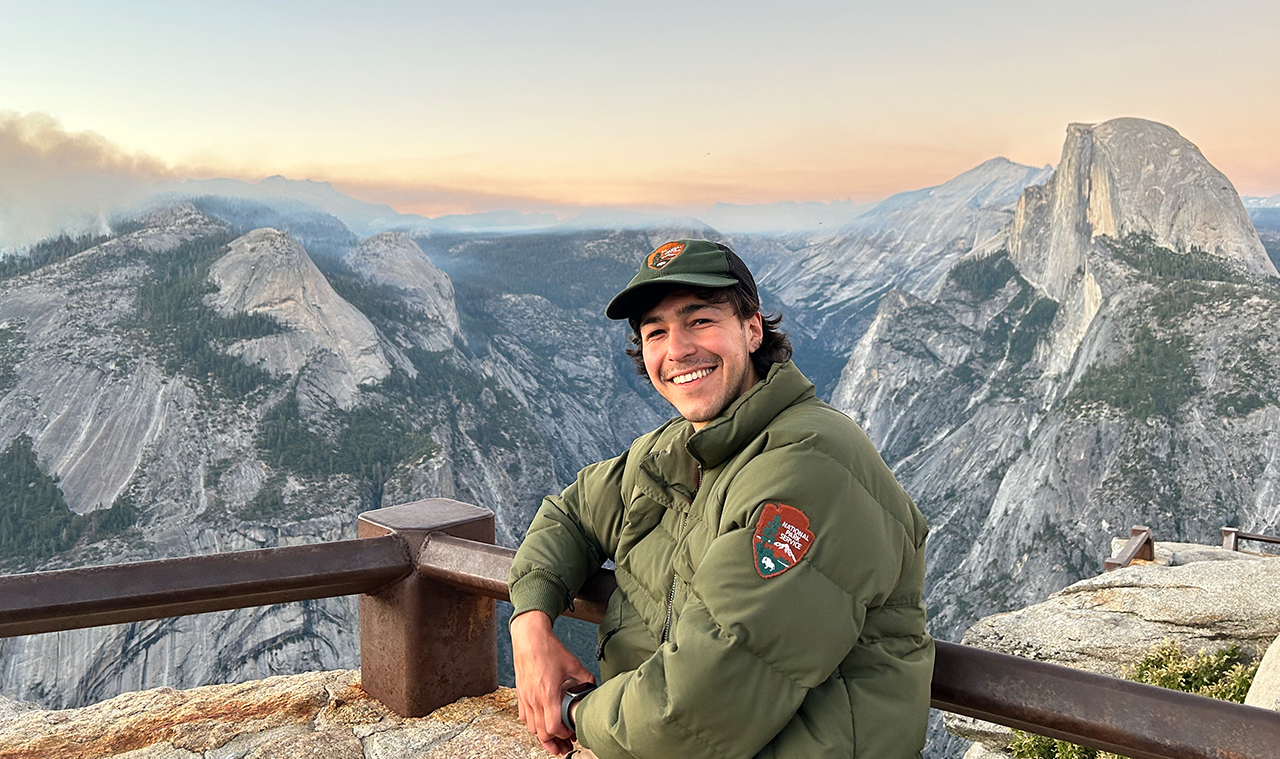 El estudiante Julio A. Campis Díaz, del Programa de Biología de la Facultad de Ciencias Naturales, quien participó en el competitivo programa Mosaics in Science Diversity Internship de Environment for the Americas durante el verano 2023