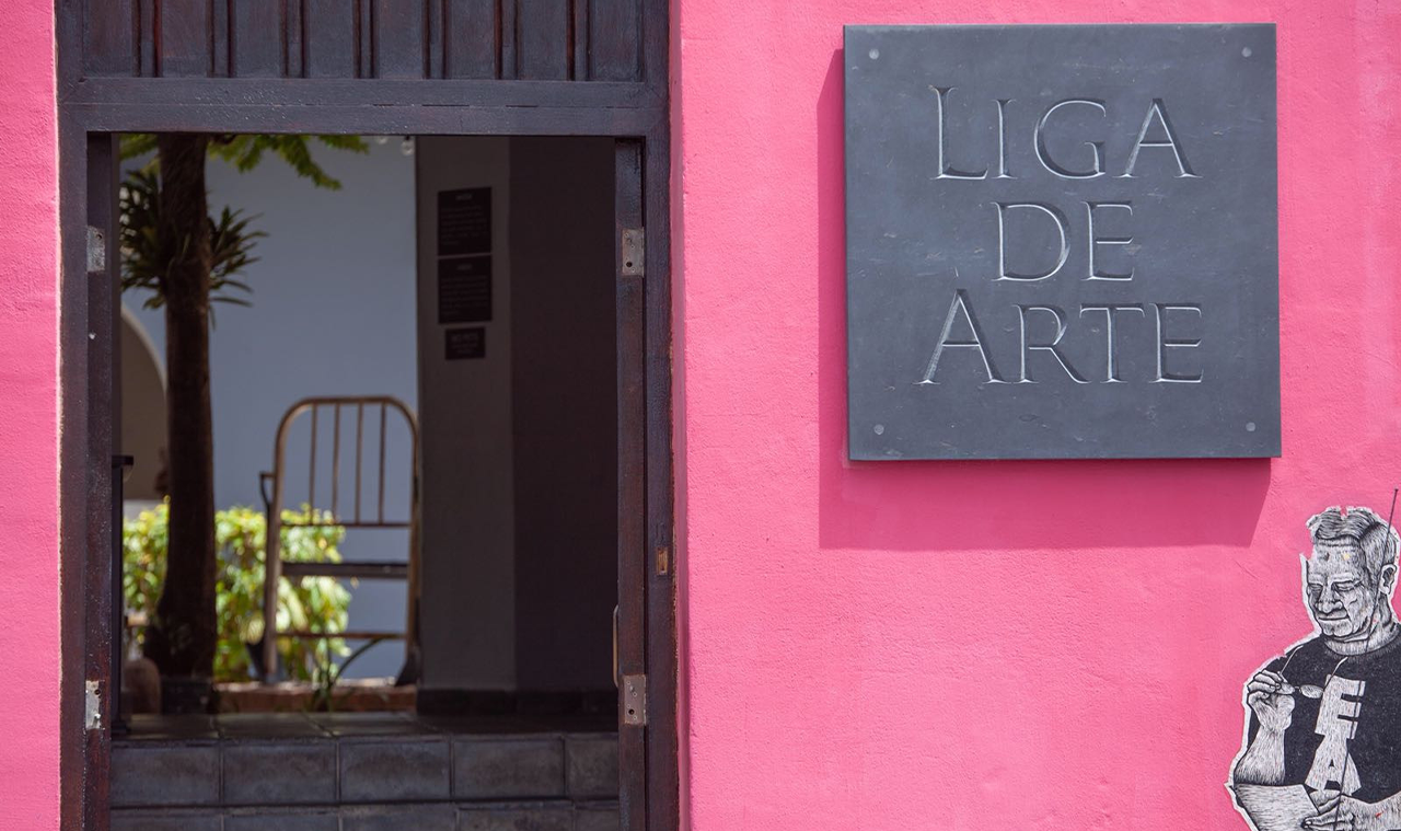 Nota sobre actividad del Sistema de Bibliotecas de la UPR y la Liga de Arte que presentan la Guía Educativa, Diálogos entre Artistas, series En voz propia y Arte y pandemia.