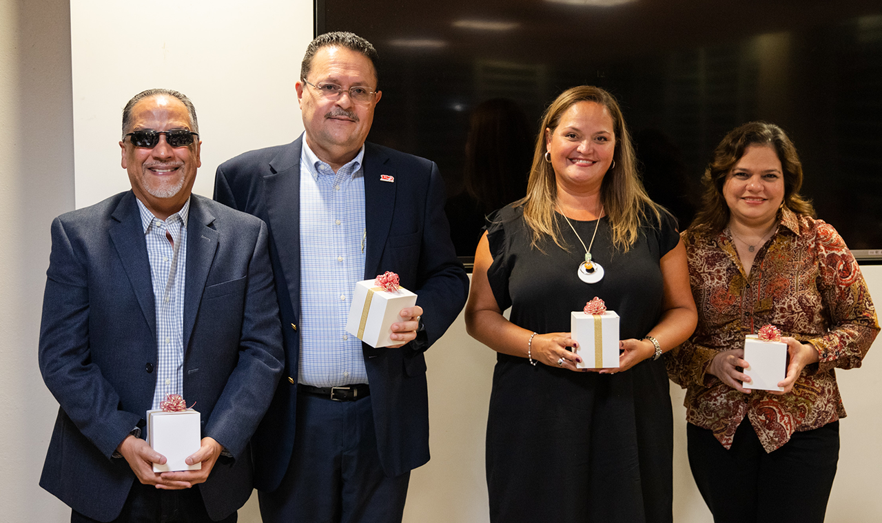 En la foto el Lcdo. José Raúl Ocasio, el Dr. David Pérez Jiménez, la Dra. Ivelisse Acevedo Moreno y la Dra. Marinilda Rivera Díaz