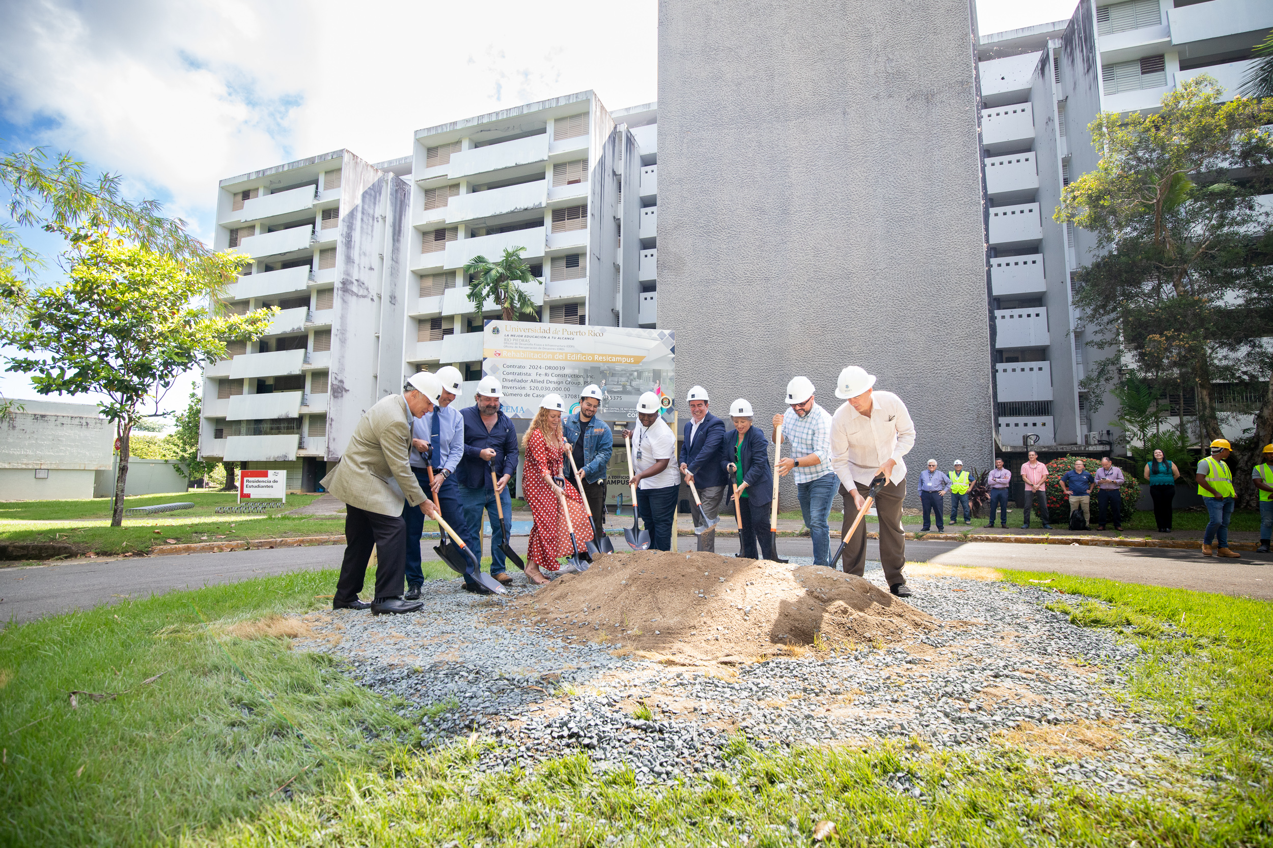 Foto del anuncio de la rehabilitación de ResiCampus