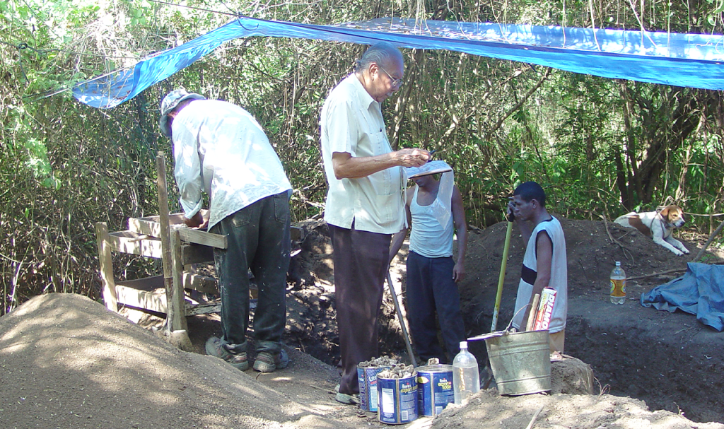 En la foto se observa al Dr. Luis A. Chanlatte Baik (depd) durante una de las exploraciones en la isla municipio de Vieques, específicamente en el área de Sorcé, donde se hallaron los coprolitos. Chanlatte Baik fue el director del Centro de Investigaciones Arqueológicas desde el 1975 hasta el 2016 cuando falleció. (Photo ID: XT3 Sorce 2006 020)